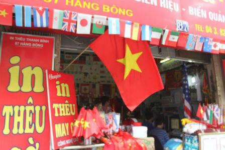 Hà Nội rợp bóng cờ đỏ hướng về biển đảo