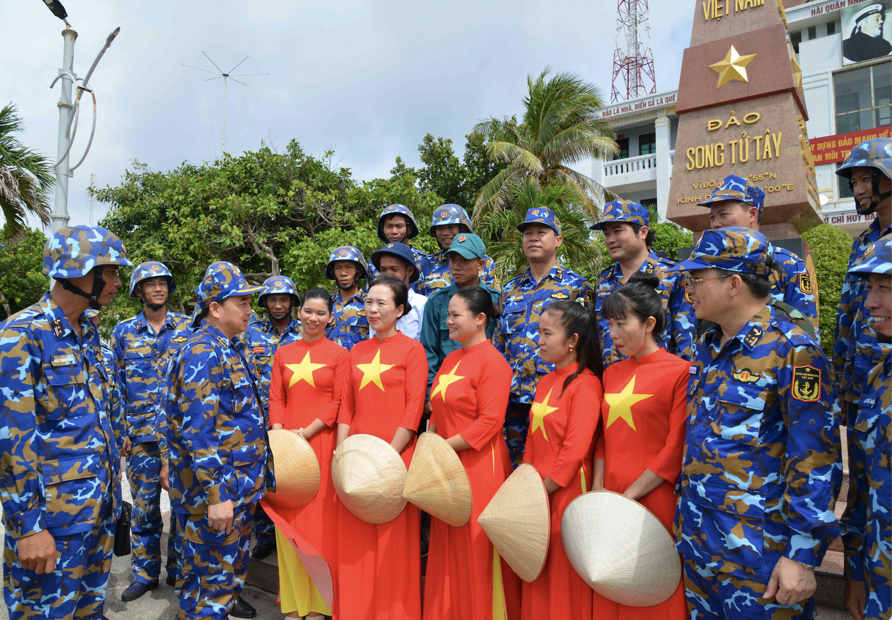 Tư lệnh Hải quân kiểm tra quần đảo Trường Sa