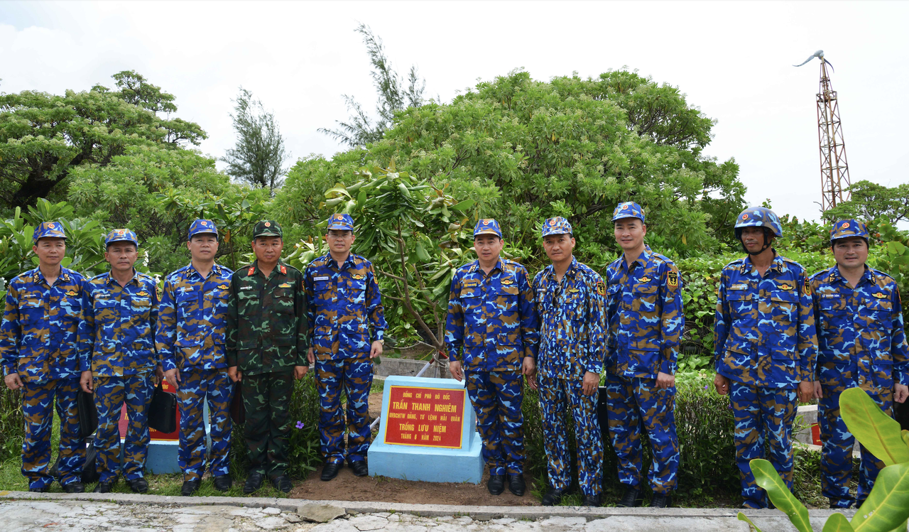 Tư lệnh Hải quân kiểm tra quần đảo Trường Sa