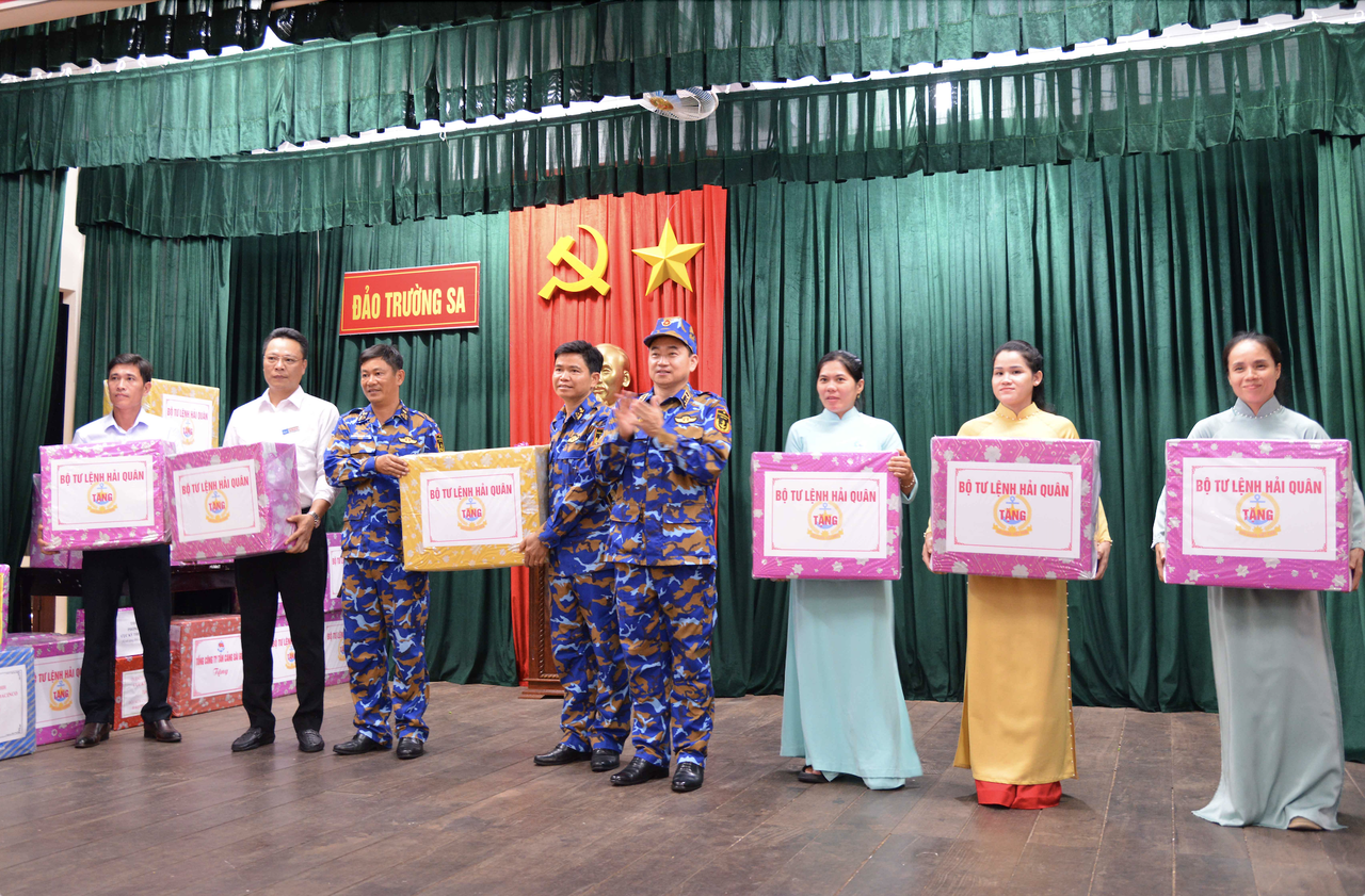 Tư lệnh Hải quân kiểm tra quần đảo Trường Sa