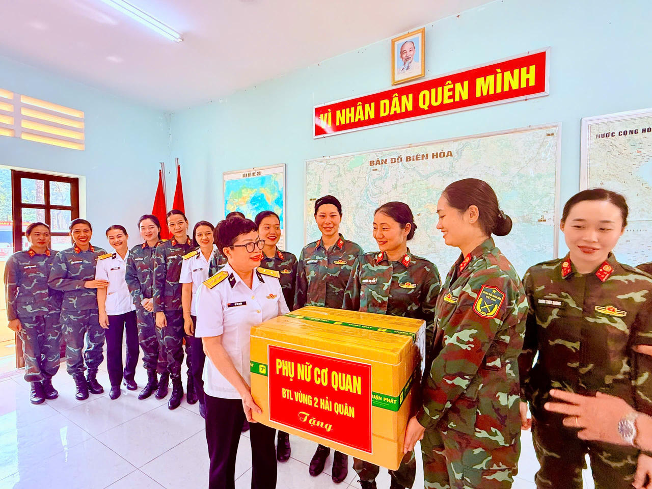 Những bông hoa xinh đẹp giữa thao trường nắng cháy