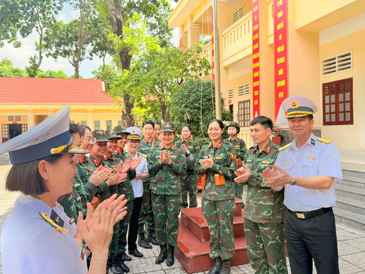 Những bông hoa xinh đẹp giữa thao trường nắng cháy