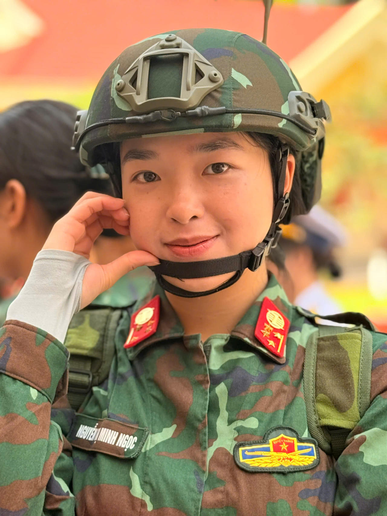 Những bông hoa xinh đẹp giữa thao trường nắng cháy