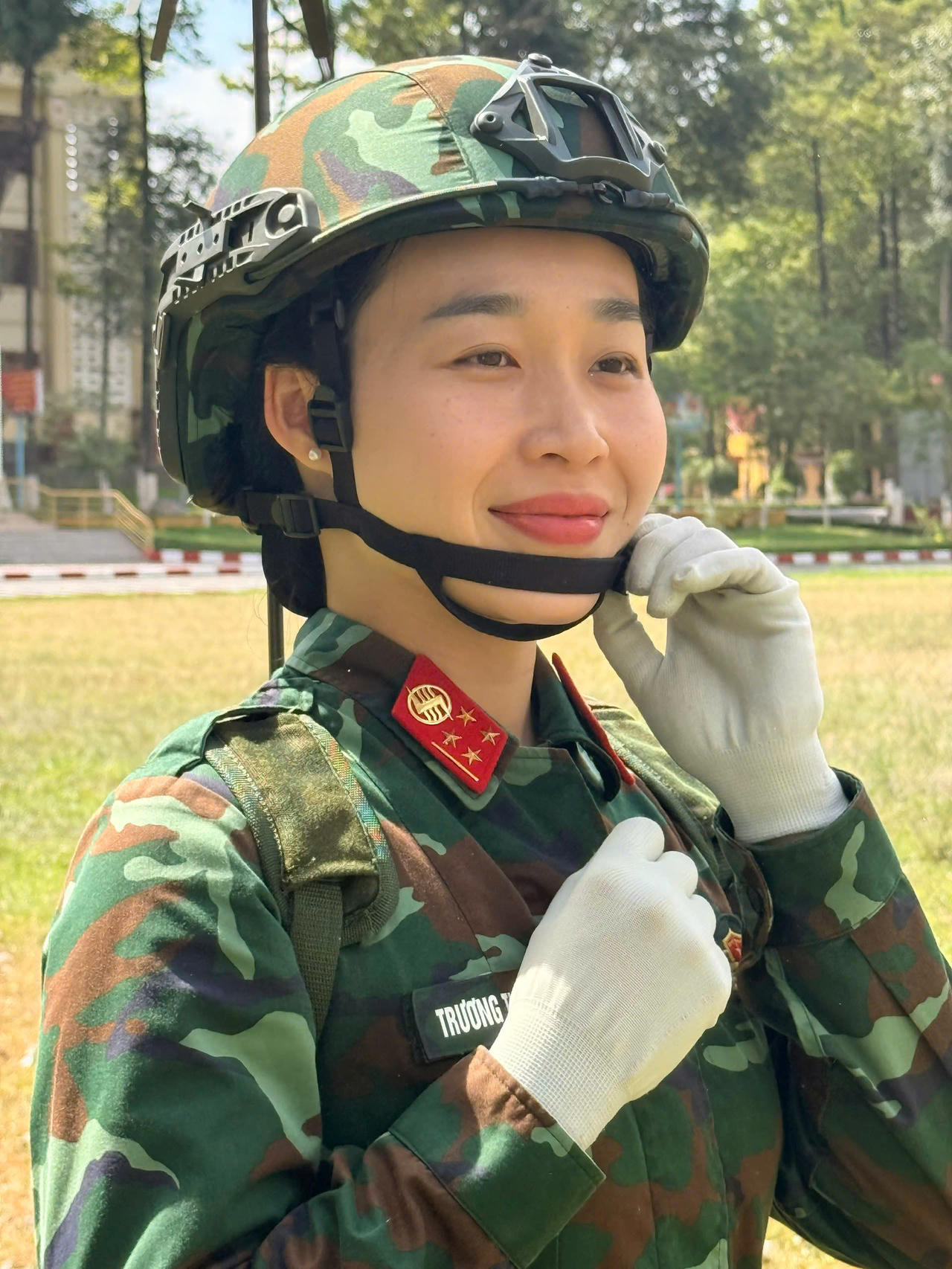 Những bông hoa xinh đẹp giữa thao trường nắng cháy