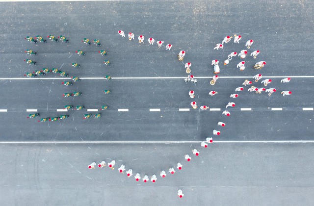 Những bông hoa xinh đẹp giữa thao trường nắng cháy