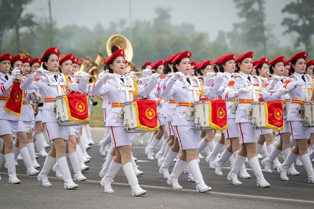 Những bông hoa xinh đẹp giữa thao trường nắng cháy