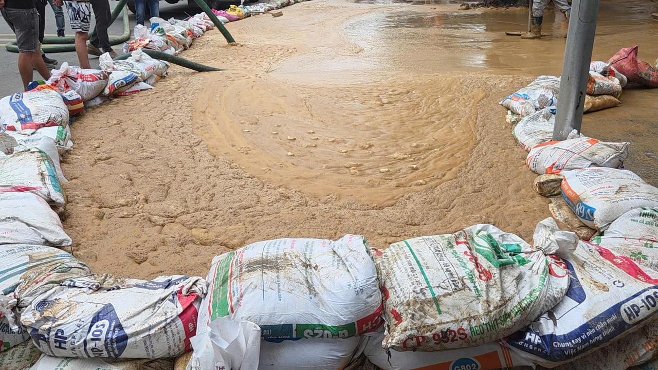 Cát Linh: Bùn nhão bất ngờ trào ngược trên phố