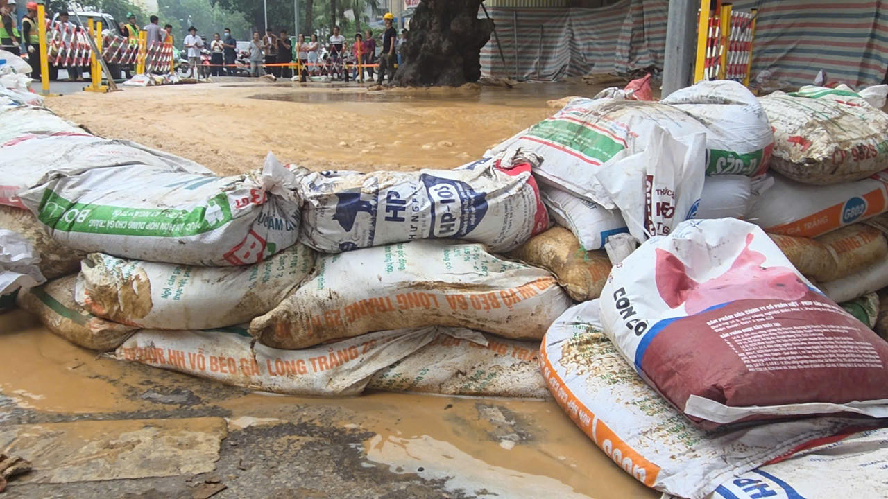 Cát Linh: Bùn nhão bất ngờ trào ngược trên phố