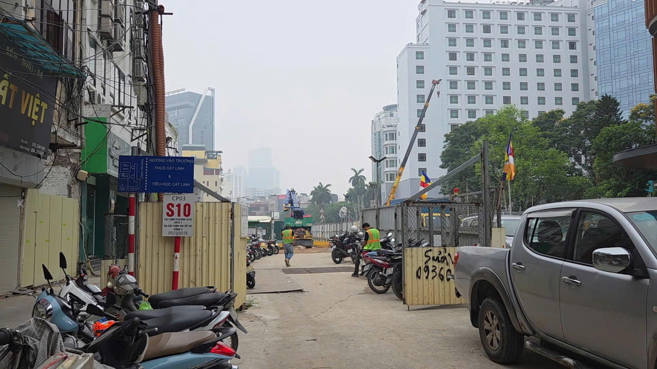 Cát Linh: Bùn nhão bất ngờ trào ngược trên phố