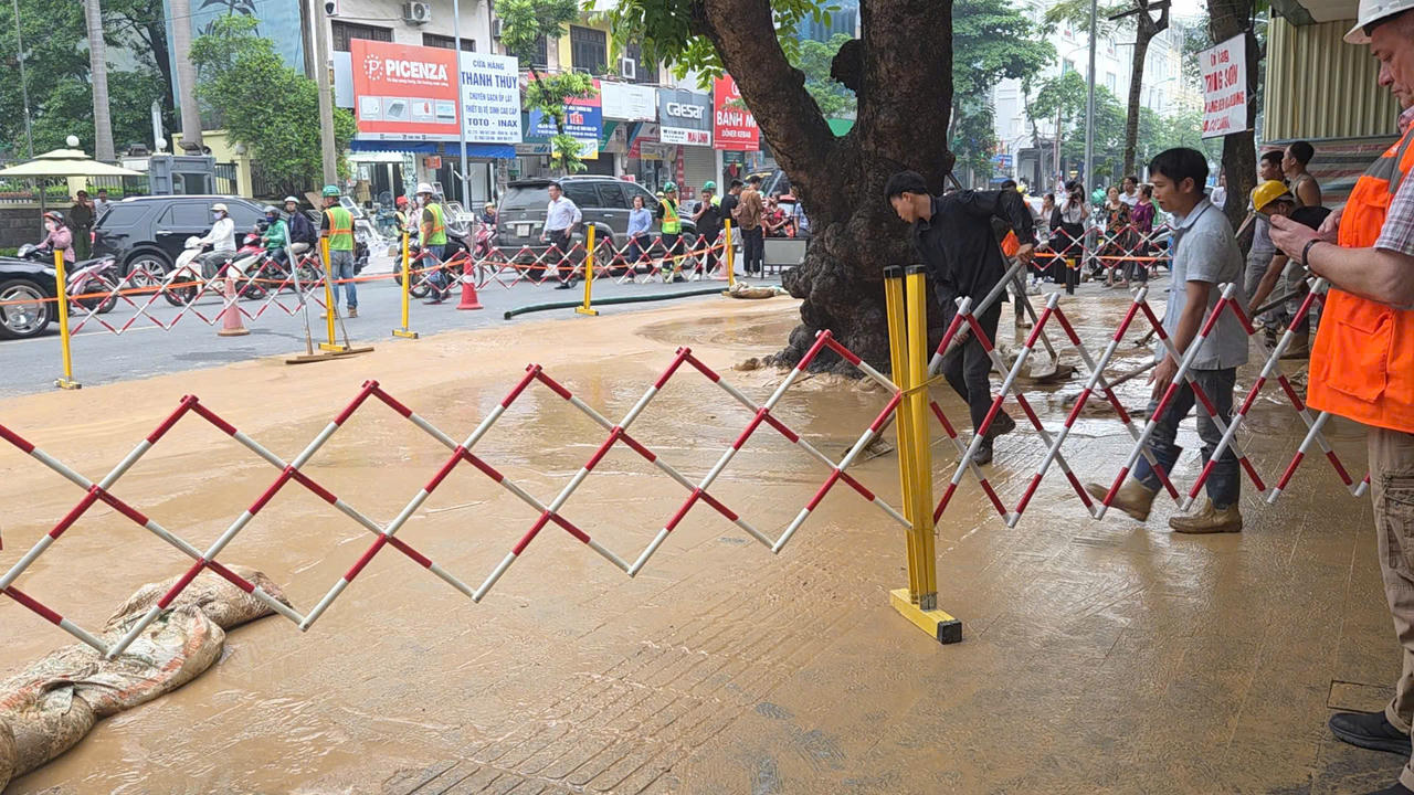 Cát Linh: Bùn nhão bất ngờ trào ngược trên phố