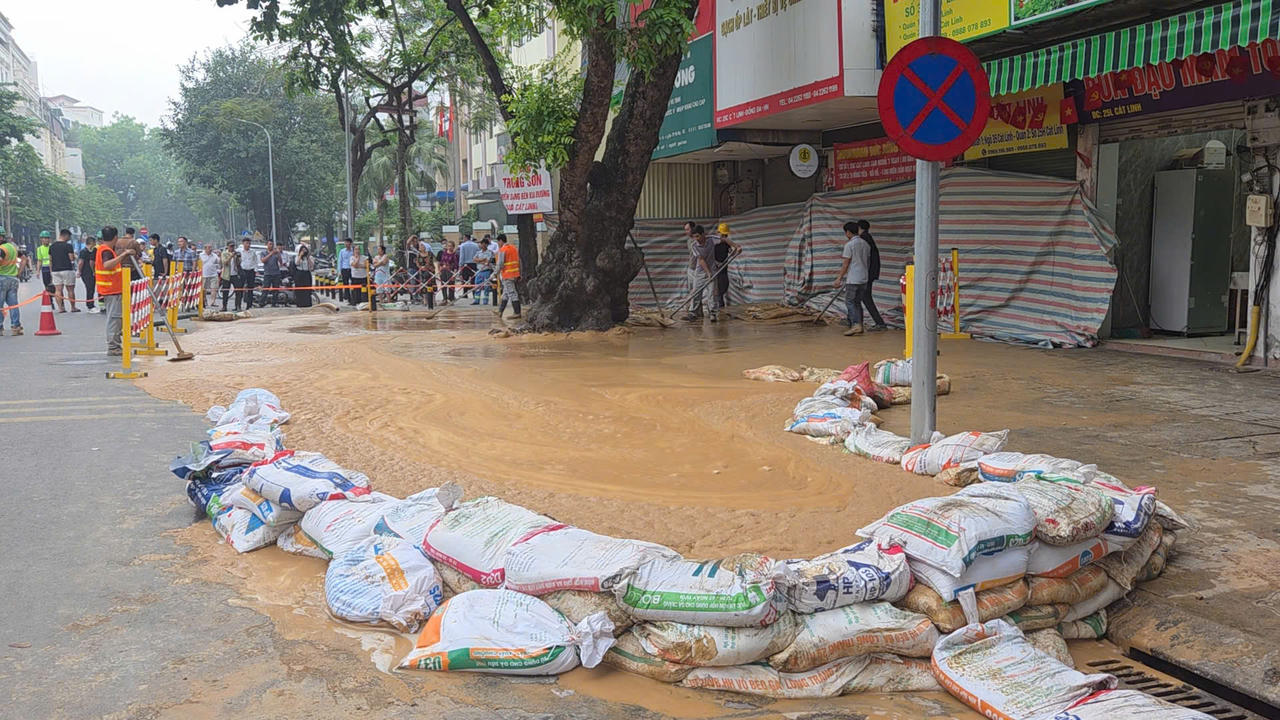 Cát Linh: Bùn nhão bất ngờ trào ngược trên phố
