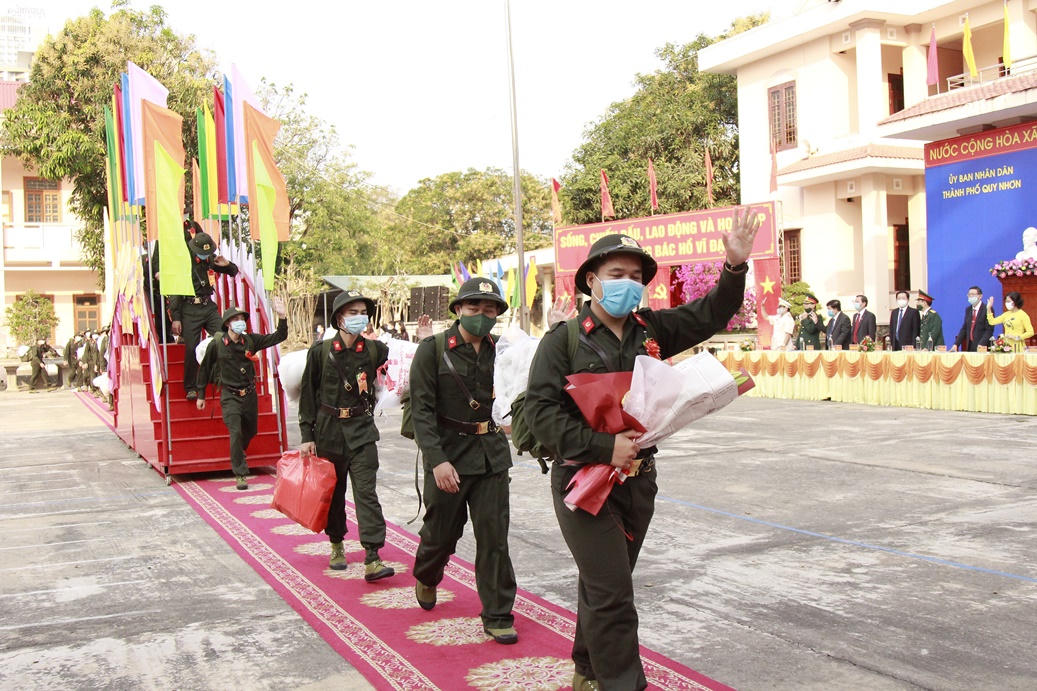 Thanh niên Quy Nhơn hăng hái lên đường nhập ngũ