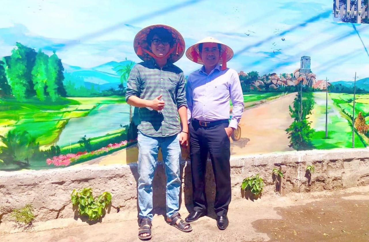 Độc đáo làng bích họa ven bờ Đầm Nại