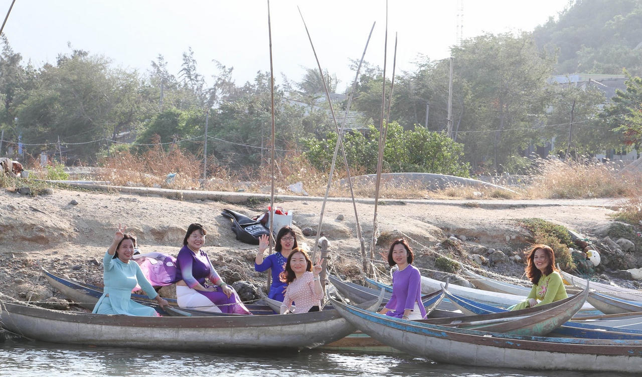 Độc đáo làng bích họa ven bờ Đầm Nại