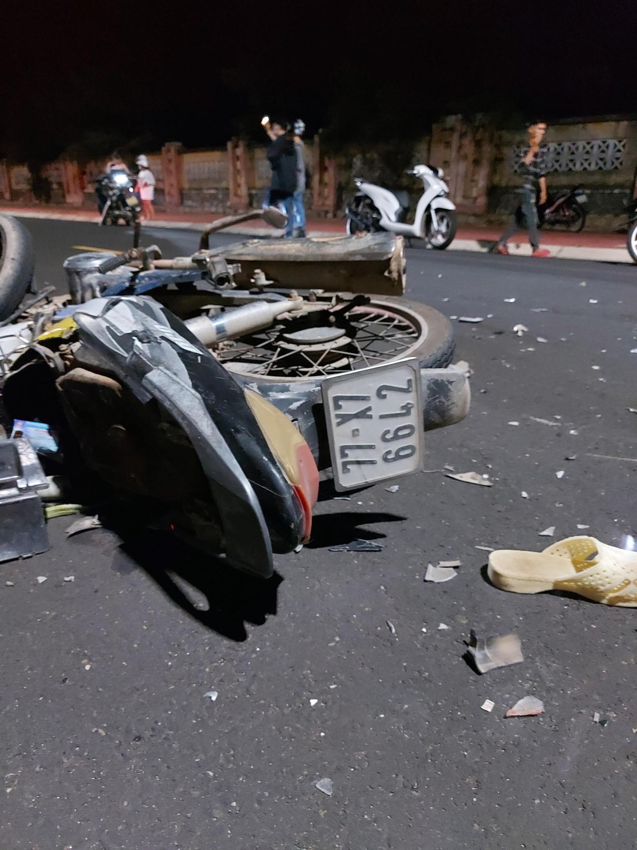 Hai xe máy tông nhau trong đêm, 2 người tử vong 