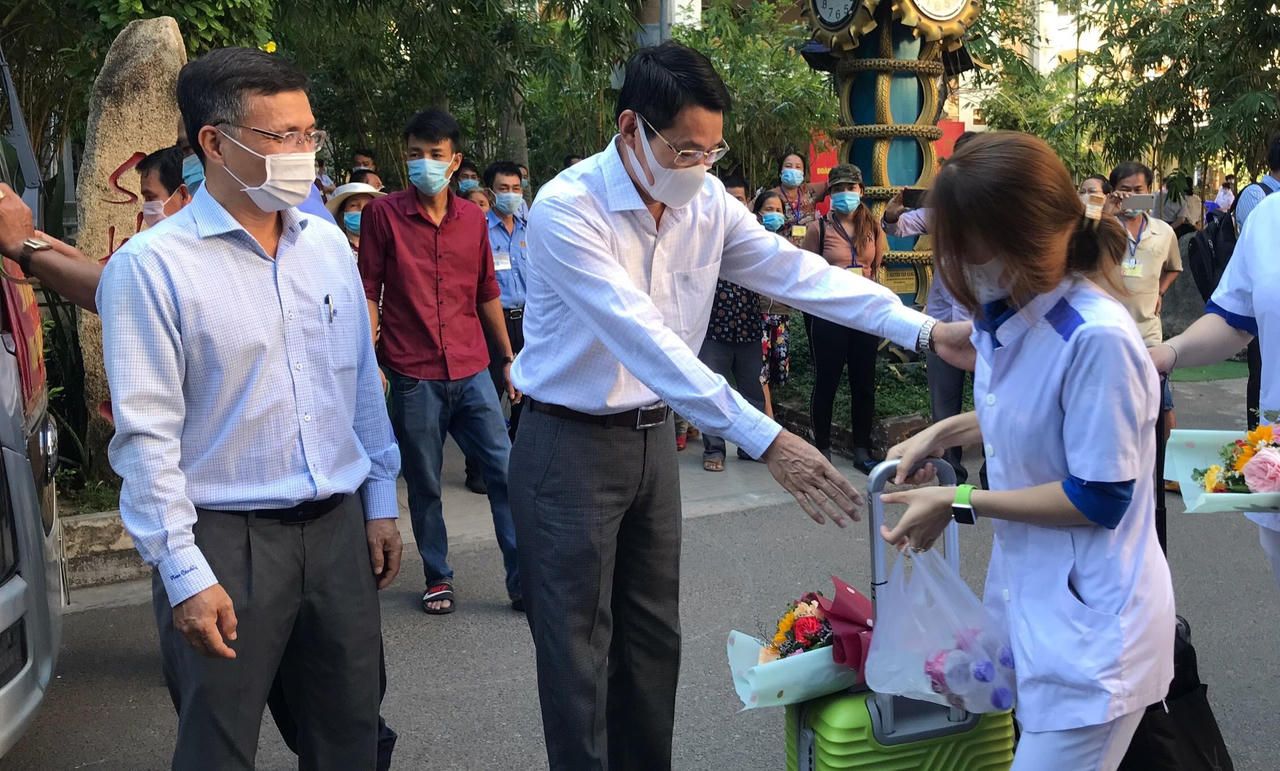 Đoàn cán bộ y tế Khánh Hòa lên đường hỗ trợ Phú Yên chống dịch COVID-19