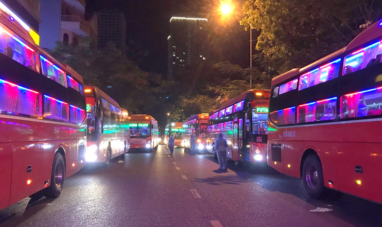 Ấm lòng 'Chuyến xe yêu thương' đưa 500 sinh viên Khánh Hòa về quê