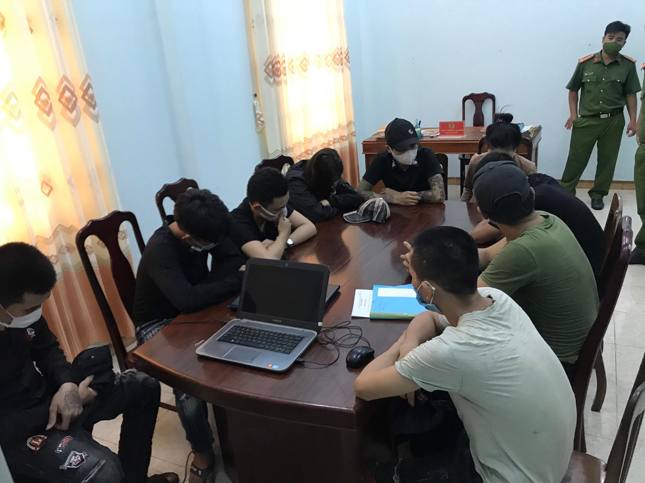 Tụ tập trong lúc giãn cách xã hội, hàng chục người ở Phú Yên bị phạt 