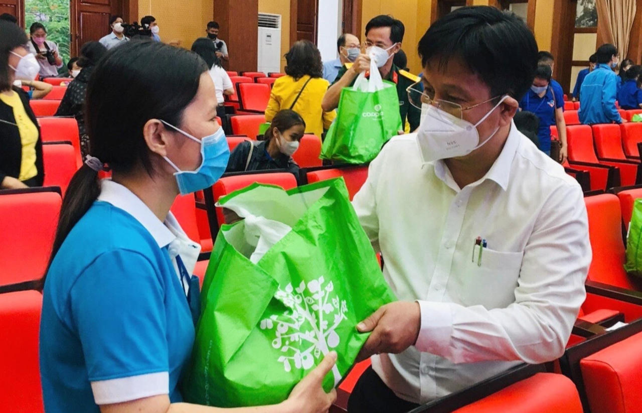 Khánh Hòa trao túi an sinh cho lực lượng chống dịch COVID-19 có hoàn cảnh khó khăn