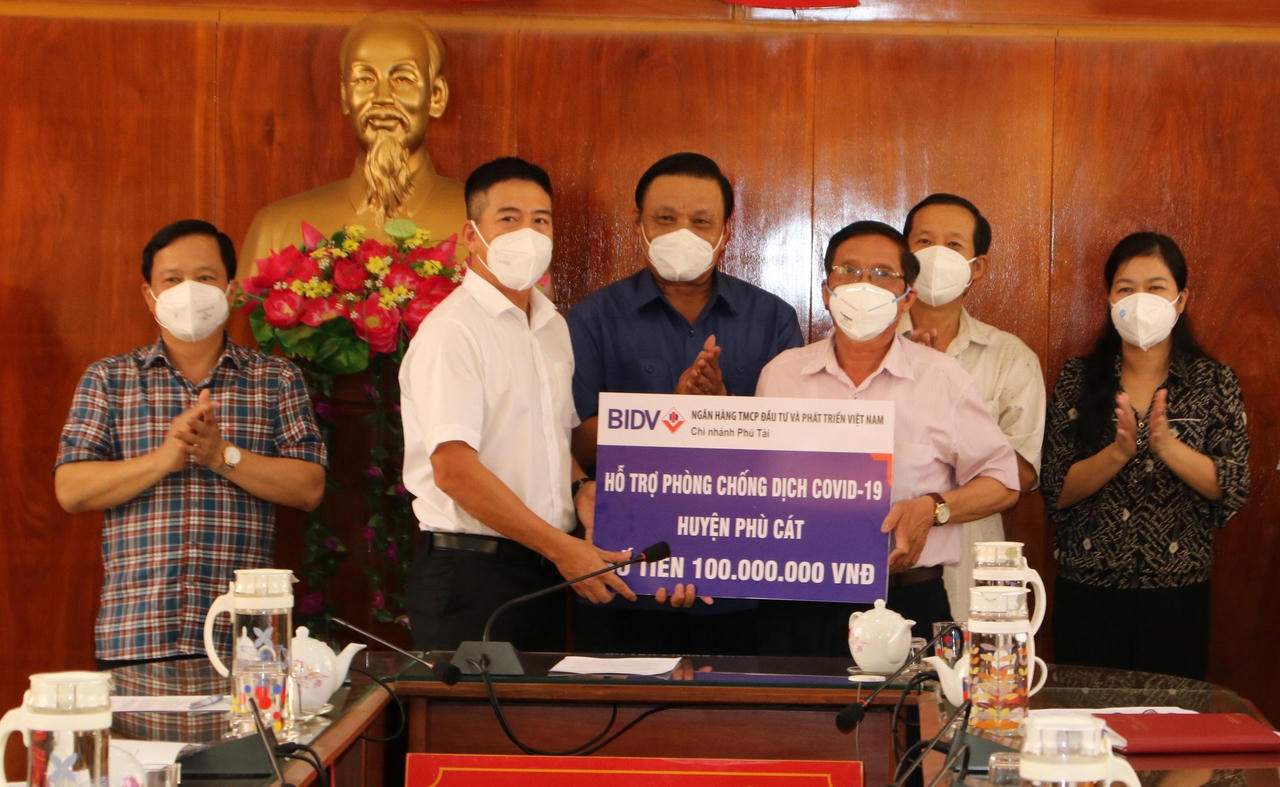 Phù Cát nhận hỗ trợ từ các doanh nghiệp phục vụ cho công tác phòng, chống dịch COVID-19