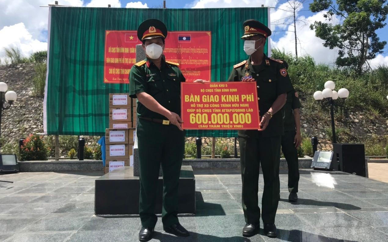 Bàn giao kinh phí hỗ trợ xây dựng công trình hữu nghị quân sự cho nước bạn Lào