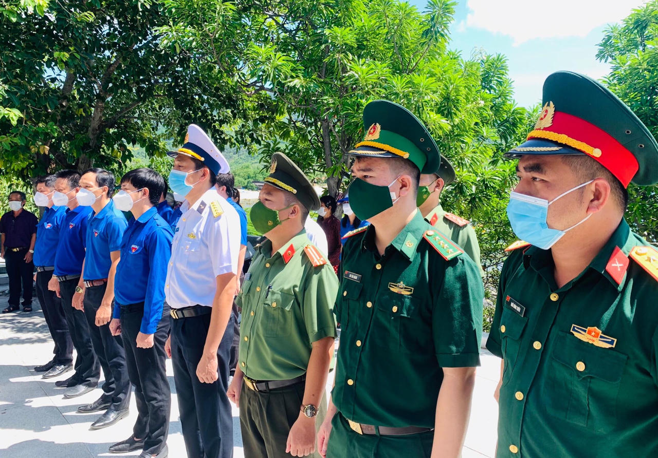 Dâng hương tưởng niệm Chiến sĩ tàu không số C235