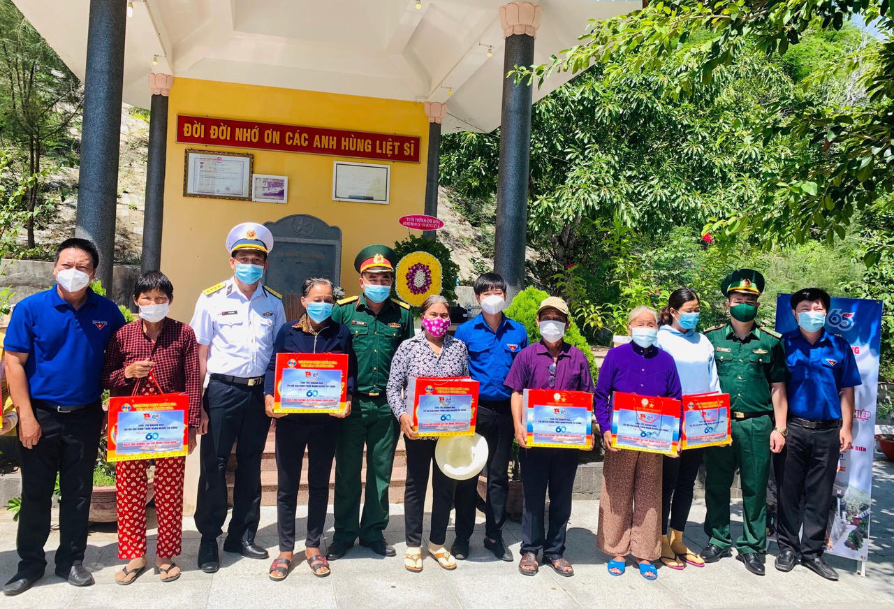 Dâng hương tưởng niệm Chiến sĩ tàu không số C235