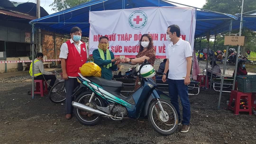 Tình người “xứ Nẫu” tại điểm dừng chân cho người xa quê hồi hương