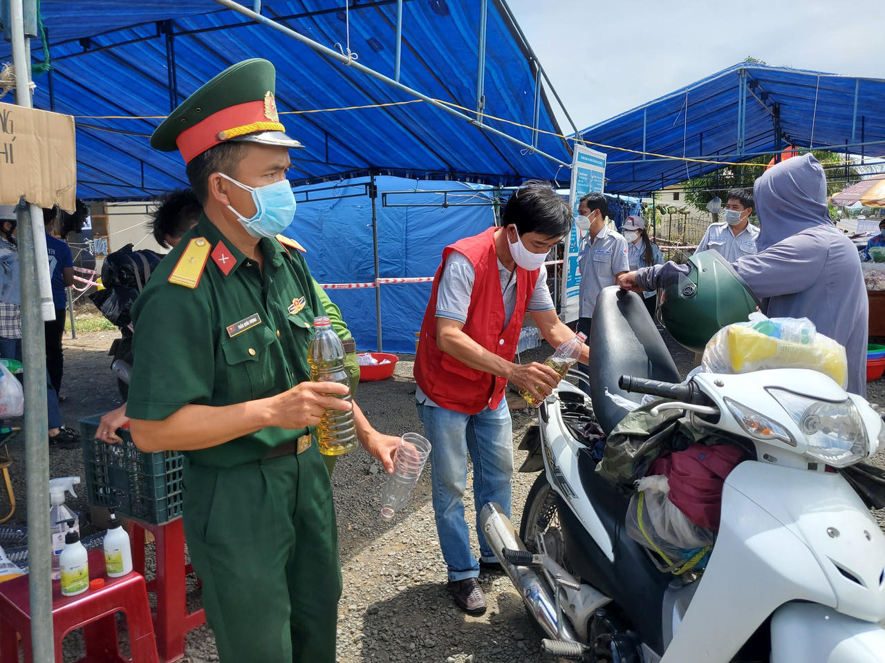 Tình người “xứ Nẫu” tại điểm dừng chân cho người xa quê hồi hương