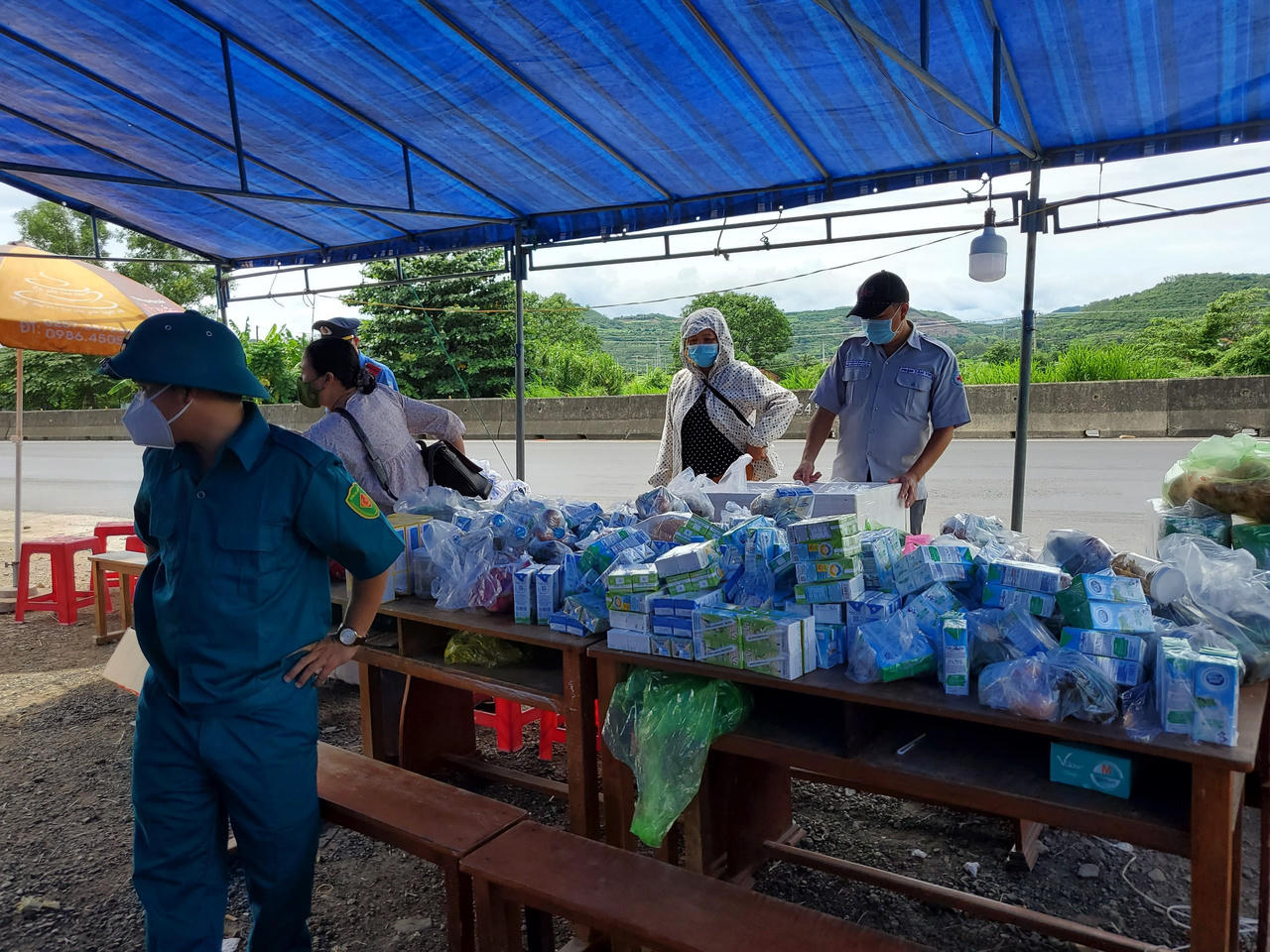 Tình người “xứ Nẫu” tại điểm dừng chân cho người xa quê hồi hương