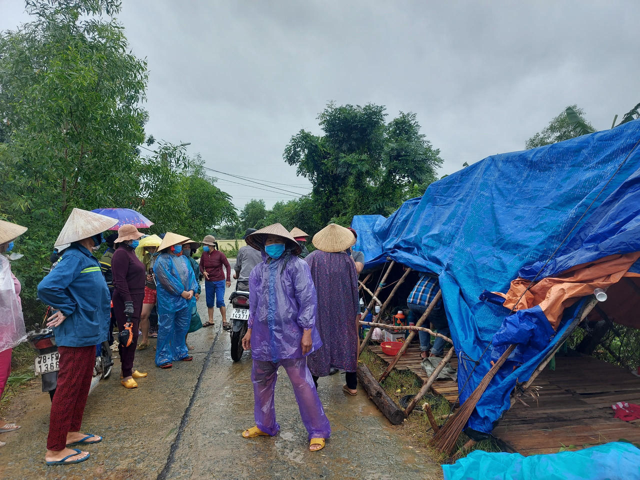 Người dân dựng chòi ngăn xe vào bãi rác ở Phú Yên