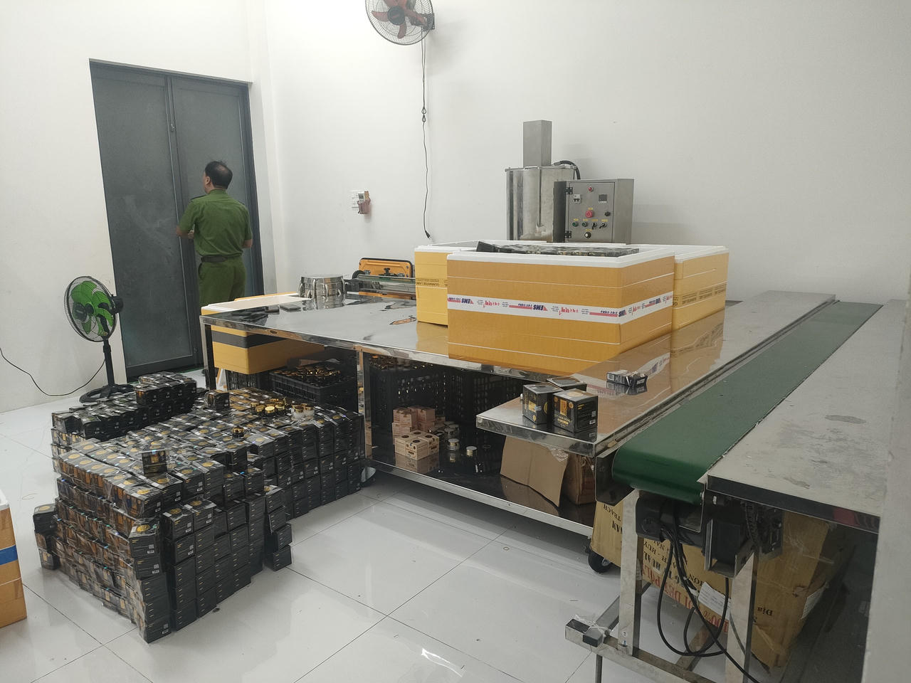 Thu giữ lô mỹ phẩm giả mạo nhãn hàng hóa, bao bì có giá trị khoảng 1 tỷ đồng