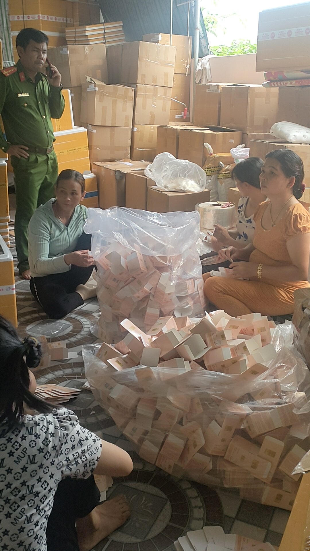 Thu giữ lô mỹ phẩm giả mạo nhãn hàng hóa, bao bì có giá trị khoảng 1 tỷ đồng