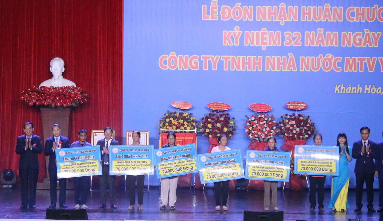 Công ty Yến sào Khánh Hòa đón nhận Huân chương Lao động 