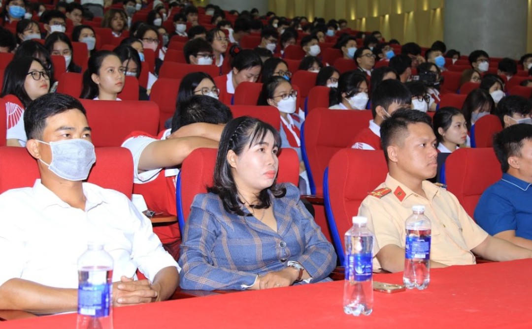 Cục Cảnh sát giao thông phía Nam phổ biến, giáo dục pháp luật về trật tự an toàn giao thông cho sinh viên