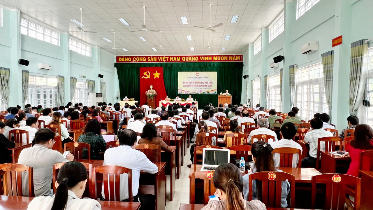 Bộ trưởng Bộ tài chính Hồ Đức Phớc tiếp xúc cử tri tại tỉnh Bình Định 