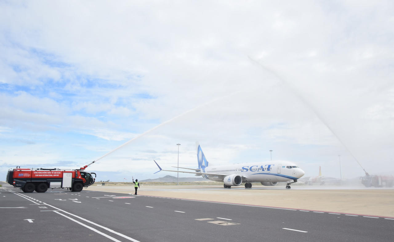 Sân bay cả nước vui từng bừng chào đón khách "xông đất" đầu năm