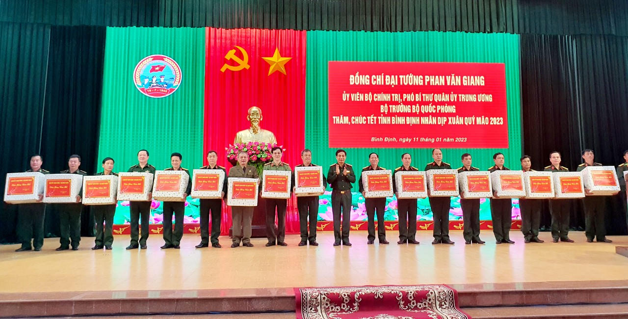 Đoàn công tác Bộ Quốc phòng thăm và chúc Tết tại tỉnh Bình Định 