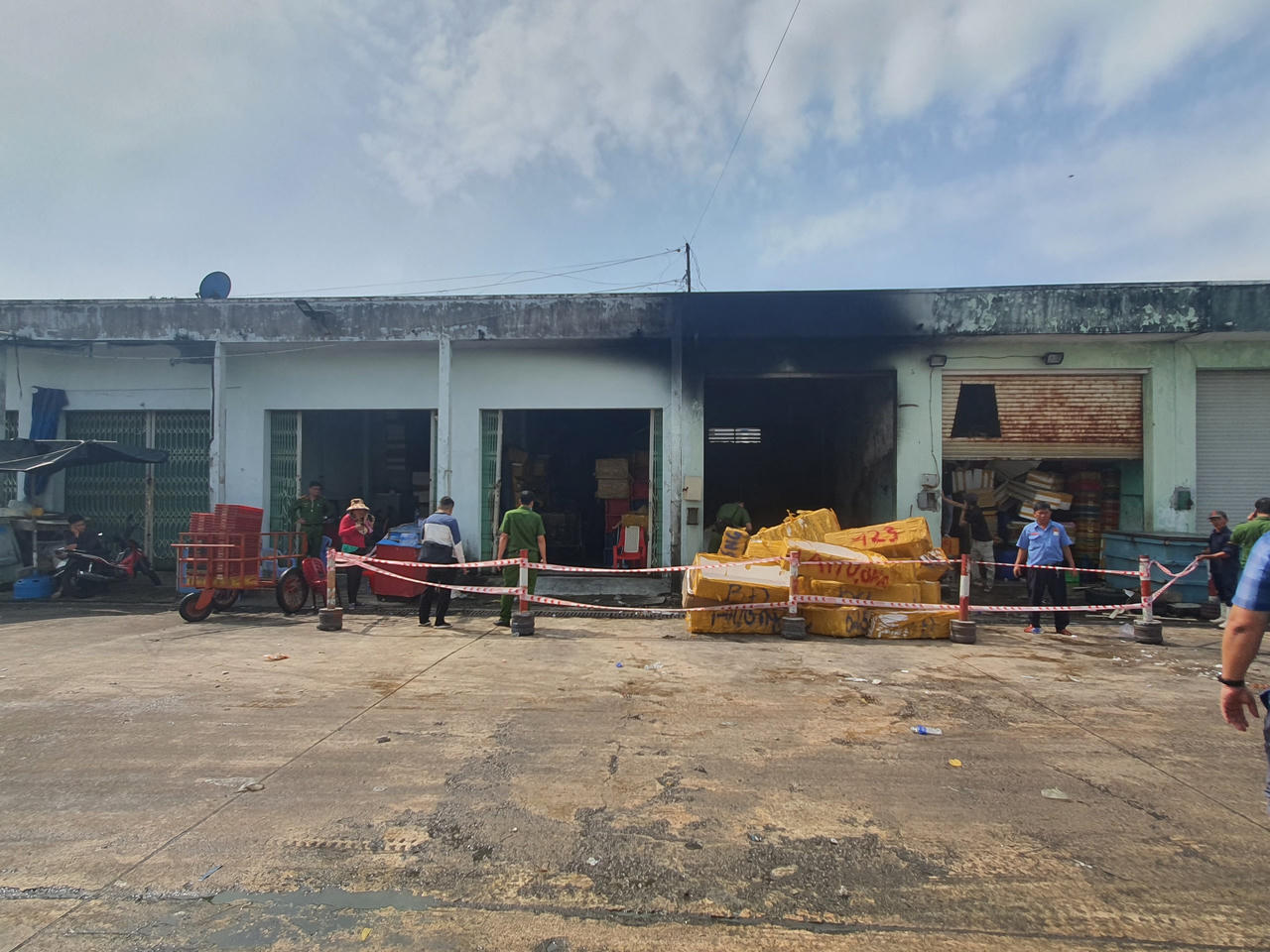 Tin mới nhất về vụ cháy tại Cảng cá Quy Nhơn: 1 người tử vong, 1 người bị thương