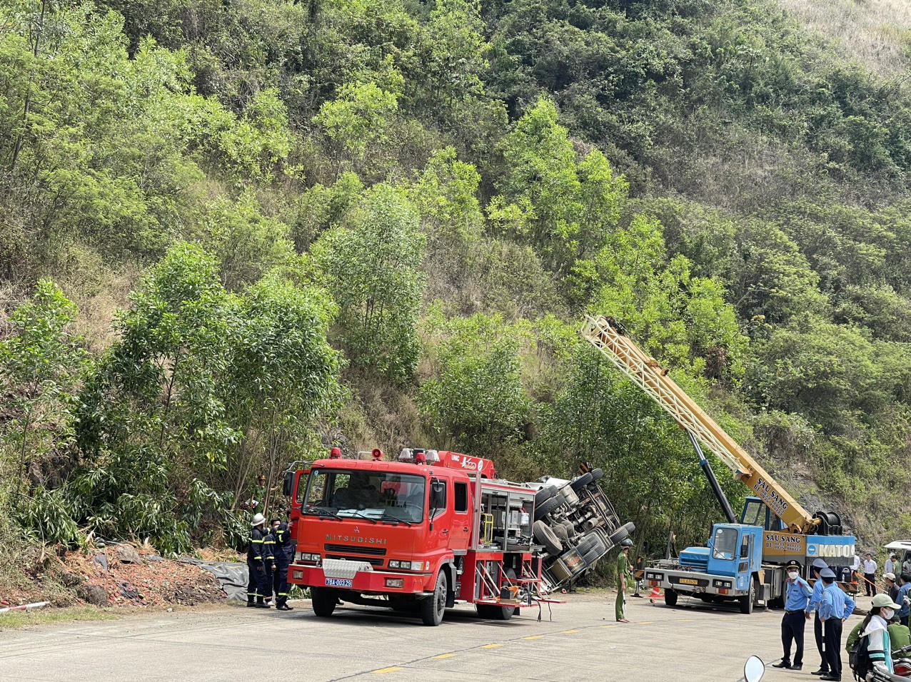 Liên tiếp hai vụ tai nạn lật xe tải, ít nhất 5 người chết và 4 người bị thương