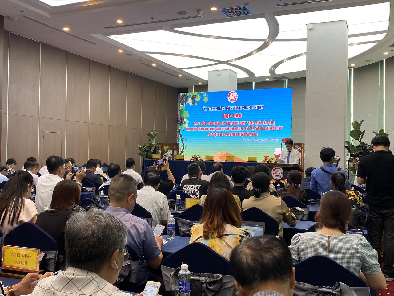 Ninh Thuận thông tin về lễ hội Nho - Vang và lễ đón Bằng công nhận của UNESCO ghi danh nghệ thuật làm gốm