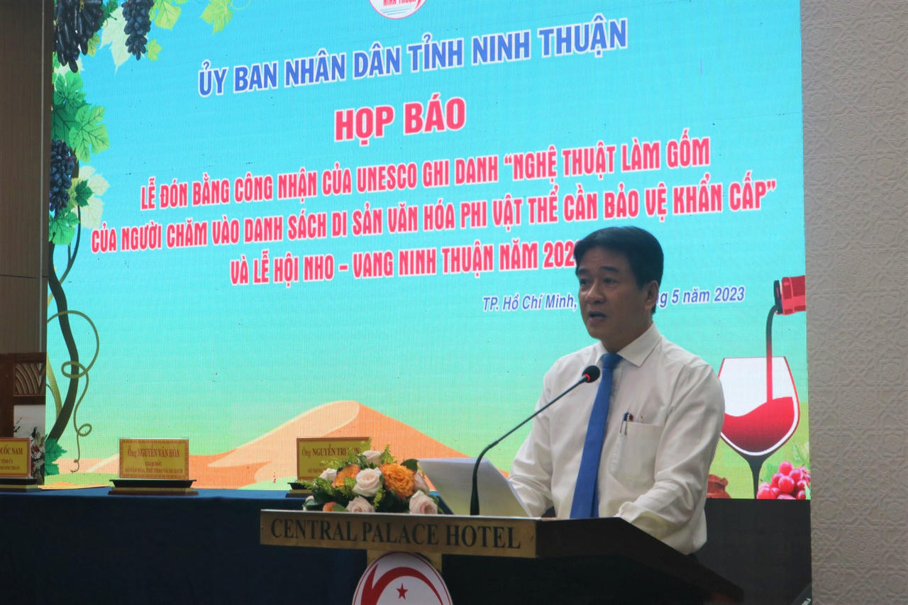 Ninh Thuận thông tin về lễ hội Nho - Vang và lễ đón Bằng công nhận của UNESCO ghi danh nghệ thuật làm gốm