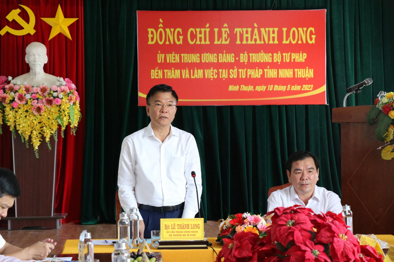 Bộ trưởng Lê Thành Long làm việc với Sở Tư pháp tỉnh Ninh Thuận. 