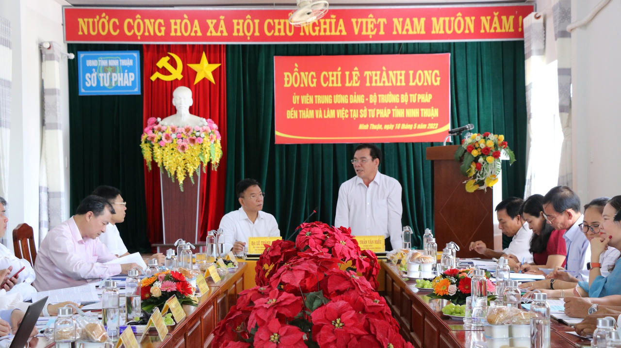 Bộ trưởng Lê Thành Long làm việc với Sở Tư pháp tỉnh Ninh Thuận. 