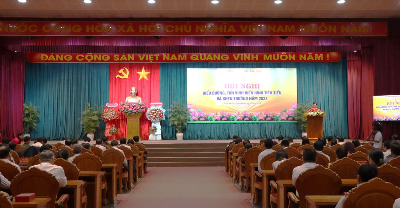 Bình Định khen thưởng các điển hình tiên tiến trong phong trào thi đua yêu nước 