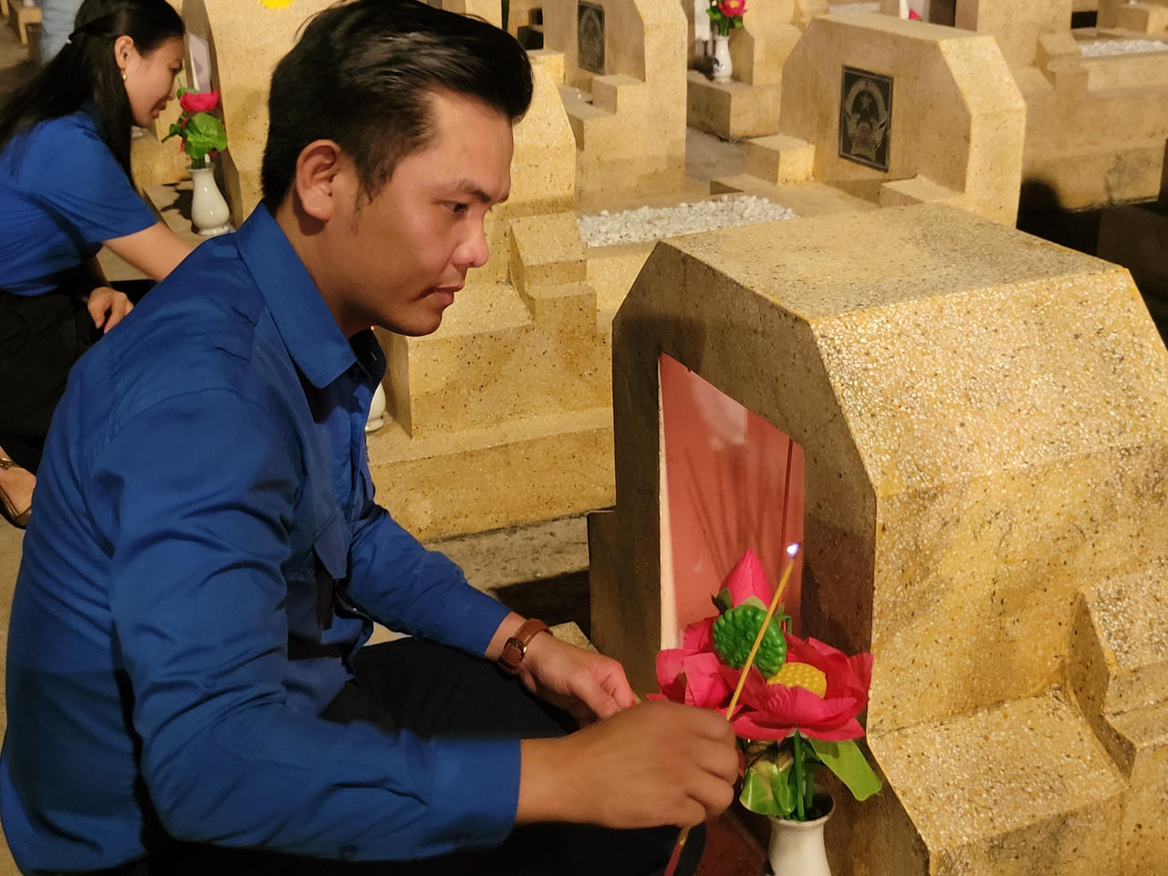 Thắp nến tri ân tại Nghĩa trang liệt sĩ thành phố Quy Nhơn