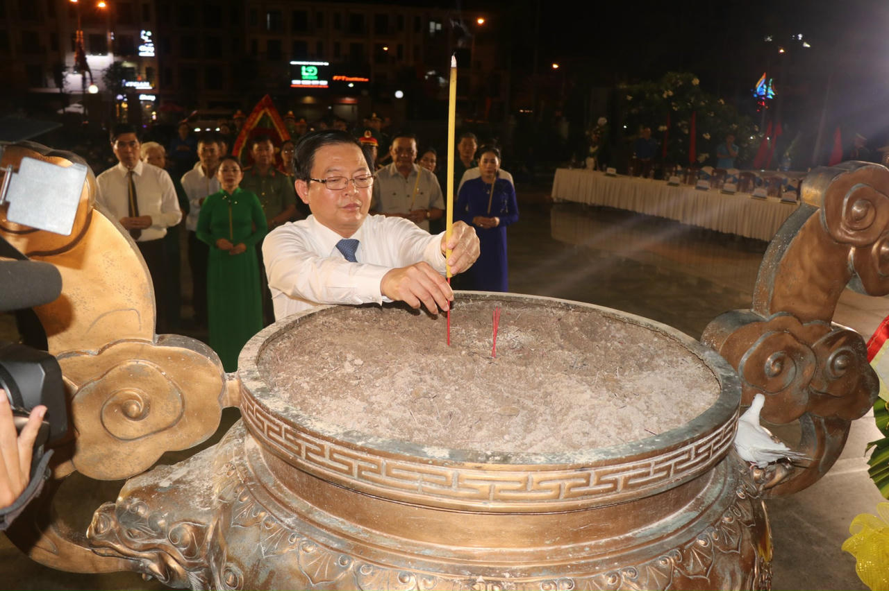 Thắp nến tri ân tại Nghĩa trang liệt sĩ thành phố Quy Nhơn