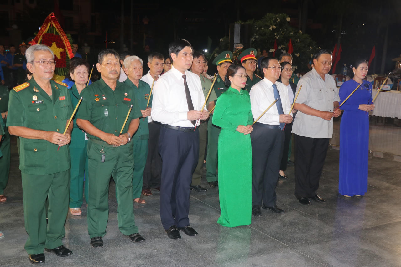 Thắp nến tri ân tại Nghĩa trang liệt sĩ thành phố Quy Nhơn