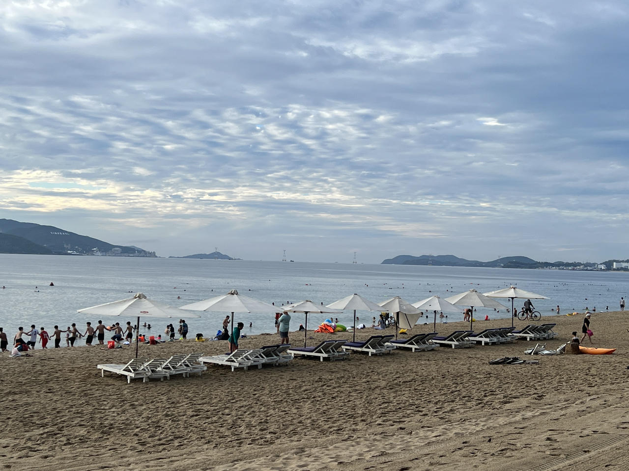 Nha Trang trả lời về đề nghị tăng khung giờ đặt ghế, dù đối trên bãi biển 