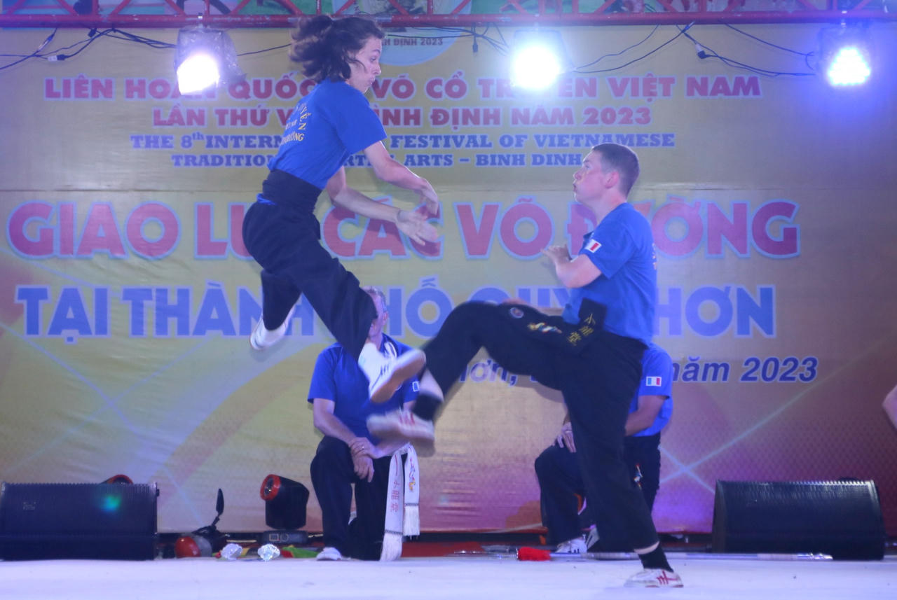 Người nước ngoài múa võ đi quyền ở miền đất võ Bình Định